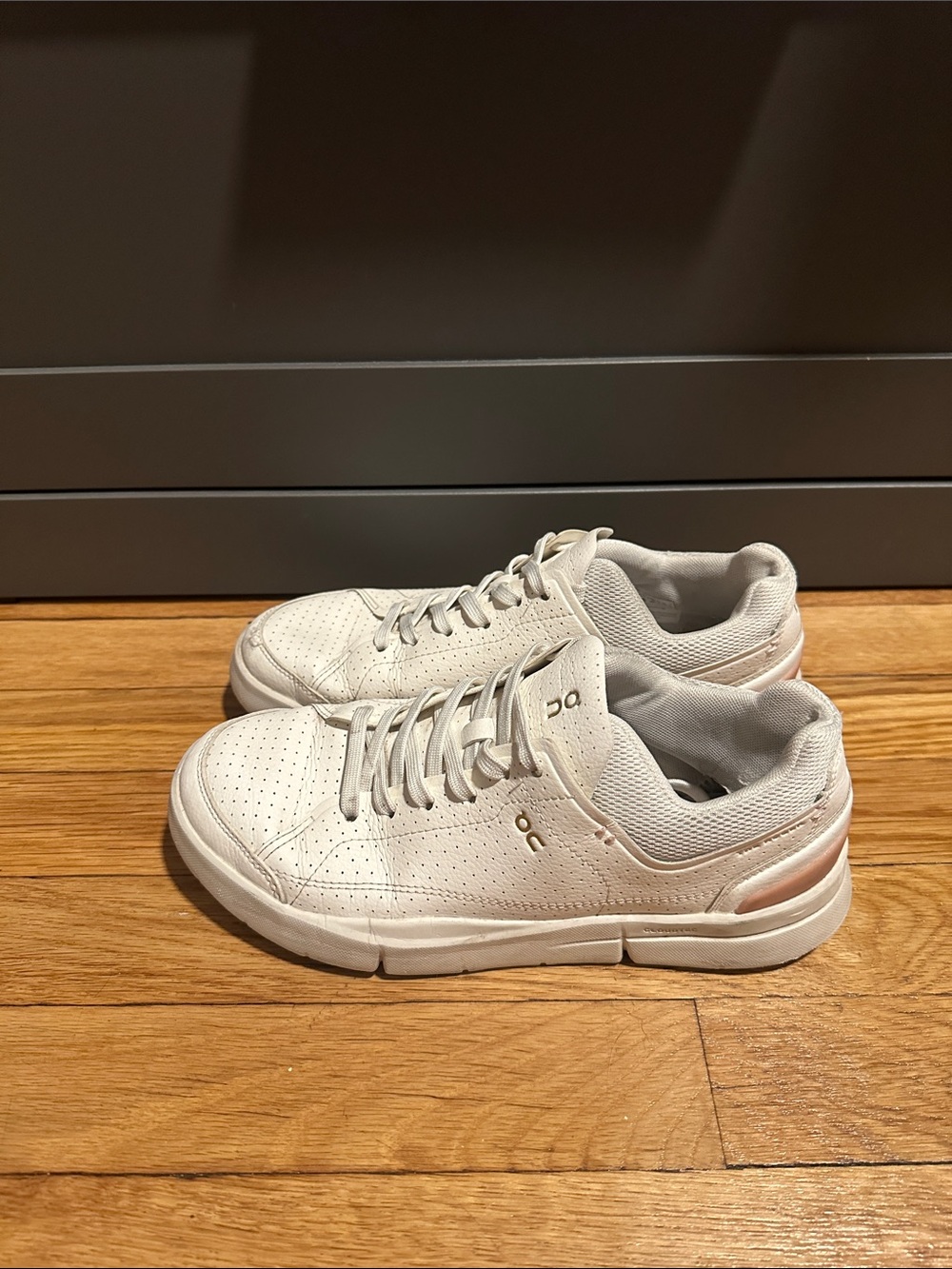 On Running Center Court Sneakers (White/Pink)